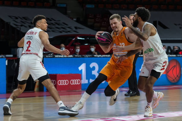 出亮眼表现 出亮眼表现